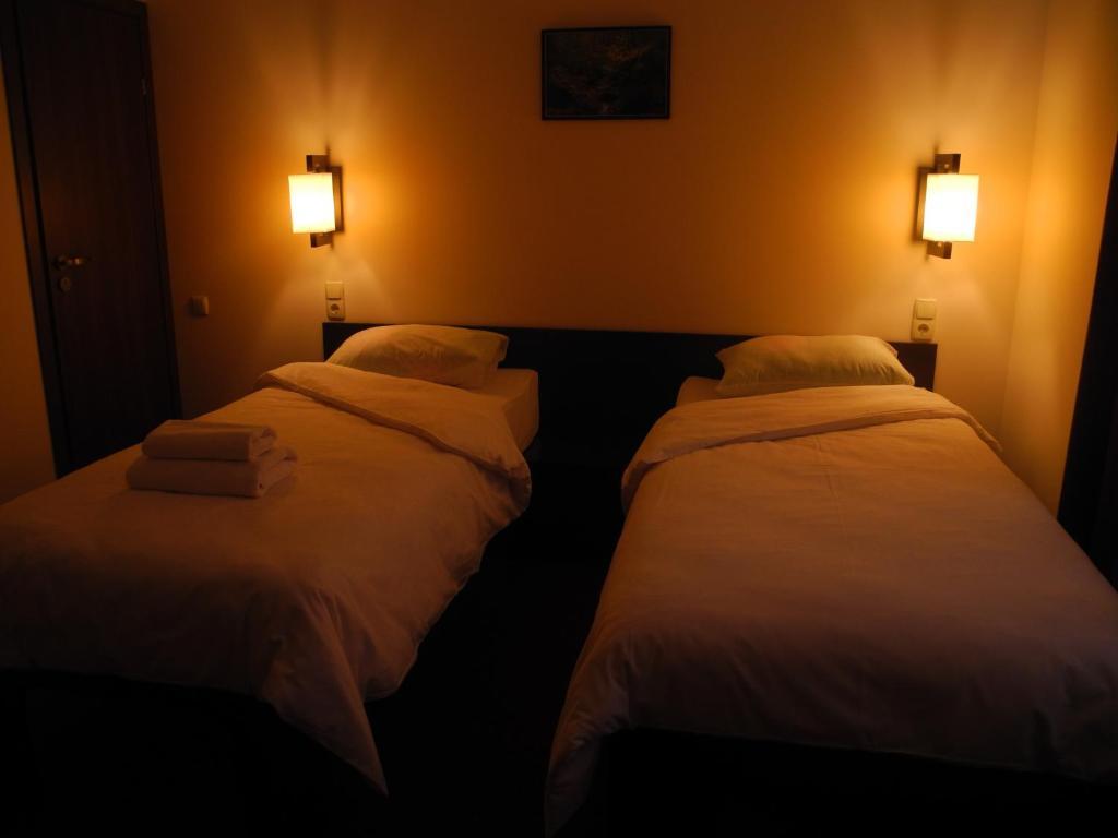 Hotel 12 Charkiw Zimmer foto